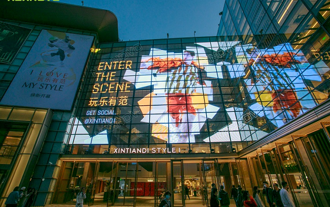 跳出透明屏“內(nèi)耗”現(xiàn)狀，華邦瀛LED透明屏打造顯示新體驗(yàn)